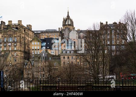 Vista serale degli edifici storici nella Città Vecchia di Edimburgo, Scozia, Regno Unito Foto Stock