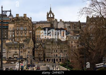 Vista serale degli edifici storici nella Città Vecchia di Edimburgo, Scozia, Regno Unito Foto Stock