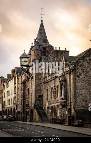 Vista serale degli edifici storici nella Città Vecchia di Edimburgo, Scozia, Regno Unito Foto Stock