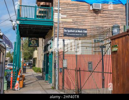 NEW ORLEANS, LA, USA - 9 GENNAIO 2022: Lo Spotted Cat Music Club su Frenchmen Street nel quartiere di Marigny Foto Stock