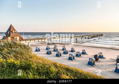 Sedie a sdraio nella luce del mattino presso il mar Baltico Foto Stock