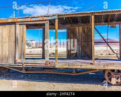 Il vecchio marcio treni fantasma Avaroa in Bolivia nel deserto Foto Stock