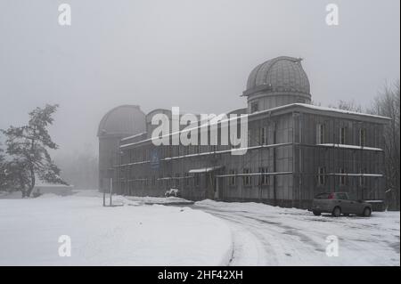 Sonneberg, Germania. 13th Jan 2022. Vista sul più grande edificio dell'osservatorio di Sonneberg. Nella cupola sinistra si trova un telescopio Schmidt. Alcuni edifici dell'osservatorio di Sonneberg sono in fase di ristrutturazione o sono ancora in attesa dell'approvazione della ristrutturazione in conformità con l'ordine di conservazione. Credit: Daniel Vogl/dpa/Alamy Live News Foto Stock