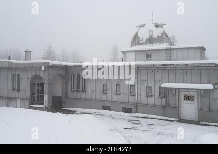 Sonneberg, Germania. 13th Jan 2022. Il museo dell'associazione Astronomiemuseum e.V. presso l'osservatorio di Sonneberg. Alcuni edifici dell'osservatorio di Sonneberg sono in fase di ristrutturazione o sono ancora in attesa dell'approvazione della ristrutturazione in conformità con l'ordine di conservazione. Credit: Daniel Vogl/dpa/Alamy Live News Foto Stock