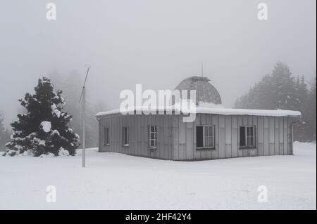 Sonneberg, Germania. 13th Jan 2022. Il telescopio a lente dell'astronomo e fondatore dell'osservatorio Sonneberg Cuno Hoffmeister con un regolatore centrifugo puramente meccanico si trova nella casa 6. L'edificio e la pelle della cupola hanno bisogno di essere rinnovati. Alcuni edifici dell'osservatorio di Sonneberg sono in fase di ristrutturazione o sono ancora in attesa dell'approvazione della ristrutturazione in conformità con l'ordine di conservazione. Credit: Daniel Vogl/dpa/Alamy Live News Foto Stock