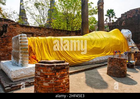 Il Buddha sdraiato vestito in foulard giallo nel tempio di Wat Yai Chai Mongkol- Foto Stock