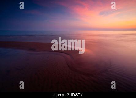 Una barra di sabbia al tramonto fuori della costa sul lago Erie a Long Point Poinr Provincial Park Ontario, Canada Foto Stock