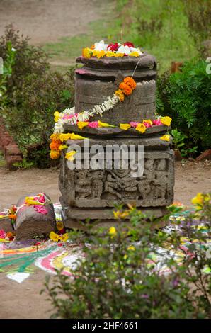 Rovine di un antico forte chiamato Bahadurgad, è stato rinominato Dharmaveergad nella memoria di Chhatrapati Sambhaji Raje, situato sulla riva sinistra di r Foto Stock