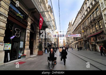 İstiklal Avenue (Independence Avenue) a Beyoğlu, Istanbul, Turchia. Foto Stock