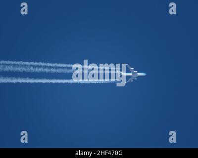 Teleobiettivo primo piano di un aereo di linea KLM Boeing 747 che vola verso Amsterdam ad alta quota con contrasti. Foto Stock