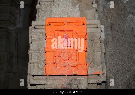 Idolo scolpito di Lord Ganapati sulla parete interna del Tempio di Kukdeshwar, dedicato a Lord Shiva, si trova sulle rive del fiume Kukdi, situato a Junnar, Foto Stock