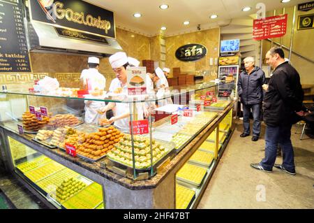 Tulumba è un dessert ottomano popolare in Turchia e nella regione del Levante. Tulumba è composto da pastella fritta imbevuta di sciroppo. Foto Stock