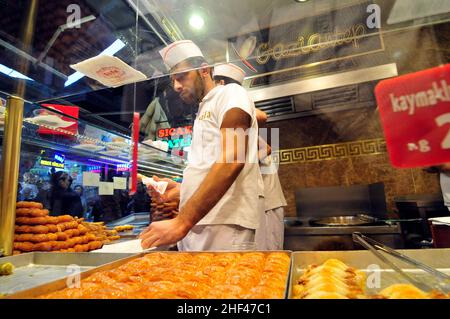 Tulumba è un dessert ottomano popolare in Turchia e nella regione del Levante. Tulumba è composto da pastella fritta imbevuta di sciroppo. Foto Stock