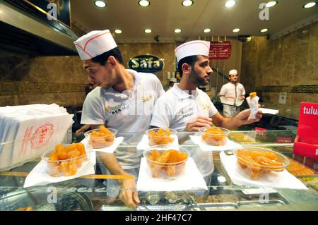 Tulumba è un dessert ottomano popolare in Turchia e nella regione del Levante. Tulumba è composto da pastella fritta imbevuta di sciroppo. Foto Stock