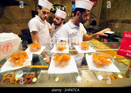 Tulumba è un dessert ottomano popolare in Turchia e nella regione del Levante. Tulumba è composto da pastella fritta imbevuta di sciroppo. Foto Stock