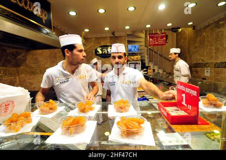 Tulumba è un dessert ottomano popolare in Turchia e nella regione del Levante. Tulumba è composto da pastella fritta imbevuta di sciroppo. Foto Stock