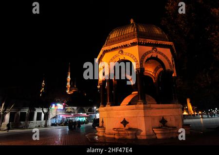 La fontana tedesca è una fontana in stile gazebo nell'estremità settentrionale di Piazza Sultanahmet a Istanbul, Turchia. Foto Stock