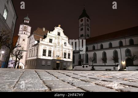 14 gennaio 2022, Baden-Wuerttemberg, Wangen im Allgäu: Il municipio di Wangen im Allgäu e la chiesa parrocchiale di San Martino sono illuminati al mattino. Il centro città è pulito. Foto: Felix Kästle/dpa Foto Stock