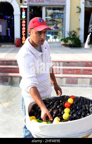 Venditore di strada che vende cozze fresche dal corno d'oro a Beyoğlu, Istanbul Turchia. Foto Stock