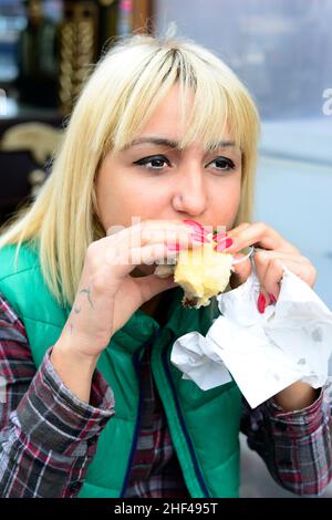 Pesce sgombro alla griglia per i famosi sandwich di pesce serviti da barche colorate presso il ponte Galata di Istanbul, Turchia. Foto Stock