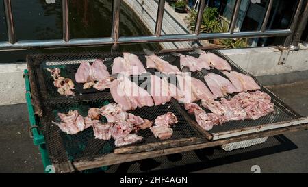 PESCE al MERCATO DEI FIORI DI THEWET, zona Wat Sam Phraya, Phra Nakhon BANGKOK, THAILANDIA Foto Stock