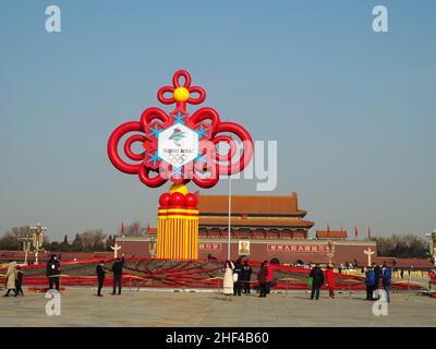 PECHINO, CINA - 14 GENNAIO 2022 - un letto di fiori alto 17 metri con il tema delle "meravigliose Olimpiadi invernali" è visto in Piazza Tian 'Anmen il prossimo gennaio Foto Stock