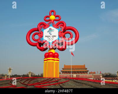 PECHINO, CINA - 14 GENNAIO 2022 - un letto di fiori alto 17 metri con il tema delle "meravigliose Olimpiadi invernali" è visto in Piazza Tian 'Anmen il prossimo gennaio Foto Stock