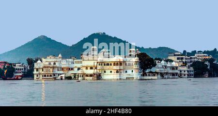 Tramonto con vista sul palazzo della città di Udaipur con il lago di pichola Foto Stock