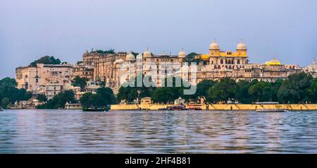 Tramonto con vista sul palazzo della città di Udaipur con il lago di pichola Foto Stock