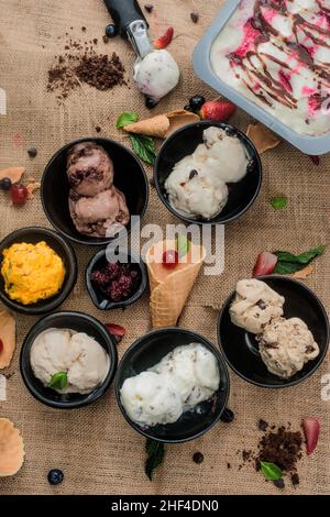 gelato alla fragola con cioccolato, frutto della passione Foto Stock