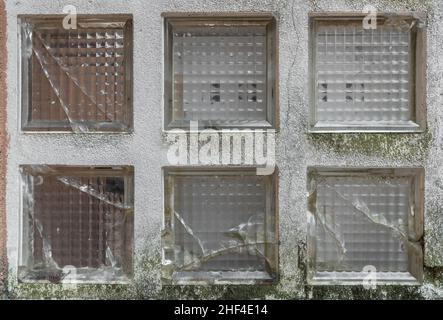 Finestra in vetro rinforzato frantumato. Primo piano di tessuto di vetro rotto. Foto Stock