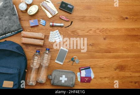 Vista dall'alto della preparazione dello zaino di emergenza Foto Stock