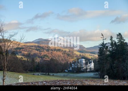 Blair Atholl Castello con ben Vrackie sullo sfondo Foto Stock