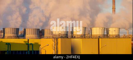 Vapore caldo che sgorga dal sistema di raffreddamento di una fabbrica chimica che produce fertilizzanti per l'agricoltura Foto Stock