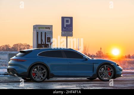 Porsche Taycan Cross Turismo alla stazione di ricarica Greenway in una fredda mattinata invernale Foto Stock
