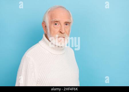 Ritratto di attraente serio uomo grigio-capelli copia spazio vuoto luogo ad isolato su sfondo blu brillante Foto Stock