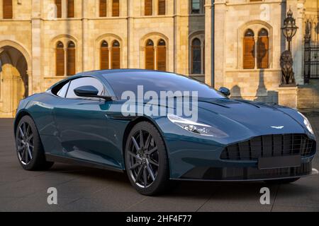 Aston Martin DB11 sullo sfondo di architettura monumentale Foto Stock