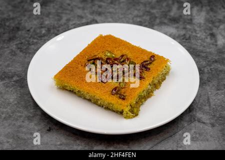 Pistacchio kadayif dessert su sfondo scuro. Sapore tradizionale turco cucina. Primo piano Foto Stock