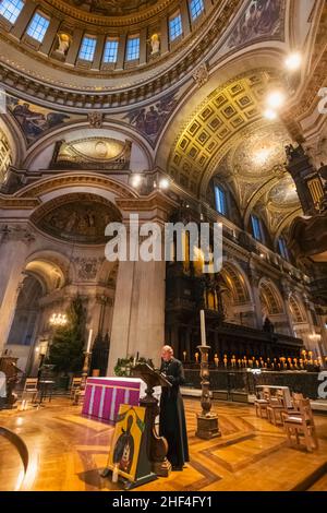 Inghilterra, Londra, Cattedrale di St. Paul, sacerdote che offre preghiere mattutine con il Duomo e il Quire sullo sfondo Foto Stock