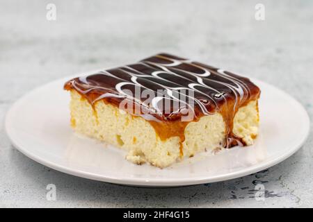 Dessert in trilece di caramello su sfondo di pietra. Sapore tradizionale turco cucina. Primo piano Foto Stock