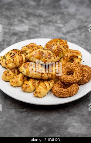 Biscotti sesamo cracker su sfondo scuro. Biscotti snack. Primo piano Foto Stock