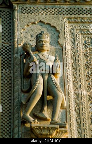 Hindu Dio Hanuman scolpito in pietra sul muro del tempio Maheshwar Foto Stock