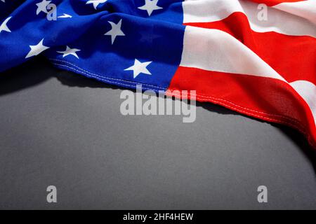 Scatto ad angolo alto della bandiera americana con motivo a stelle e strisce su tavola nera e spazio di copia Foto Stock