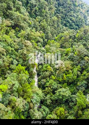 rio Mindo, Ecuador occidentale, fiume che attraversa la foresta pluviale a 1.400m altitudine. Foto Stock