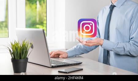 Onok,Ucraina - Luglio 14,2021:businessman tiene, clicca, ICONA INSTAGRAM nel suo hands.Social network.Global network e clienti di dati connection.internat Foto Stock