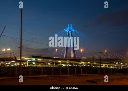 Splendida vista panoramica sul ponte illuminato con B37 funivere la sera alla stazione ferroviaria principale di Ludwigshafen am Rhein, Germania. Foto Stock