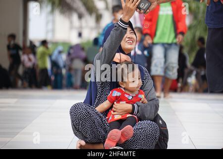 Persone vacanze a Simpang Lima Gumul. Simpang Lima Gumul in una delle icone di Kediri Foto Stock