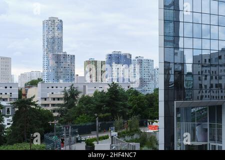 Parigi, Francia: Quartiere Pablo Picasso (quartiere) visto dal centro commerciale la Defense. Foto Stock