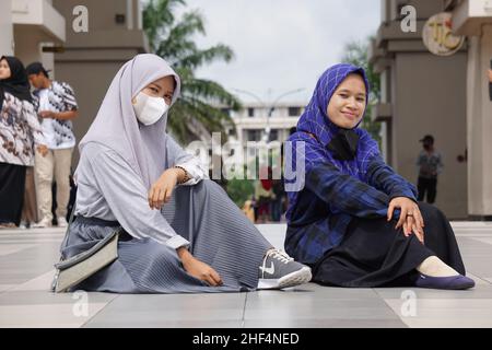Persone vacanze a Simpang Lima Gumul. Simpang Lima Gumul in una delle icone di Kediri Foto Stock