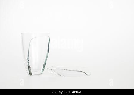 Vuoto rotto bicchiere isolato su bianco - spazio per il testo Foto Stock